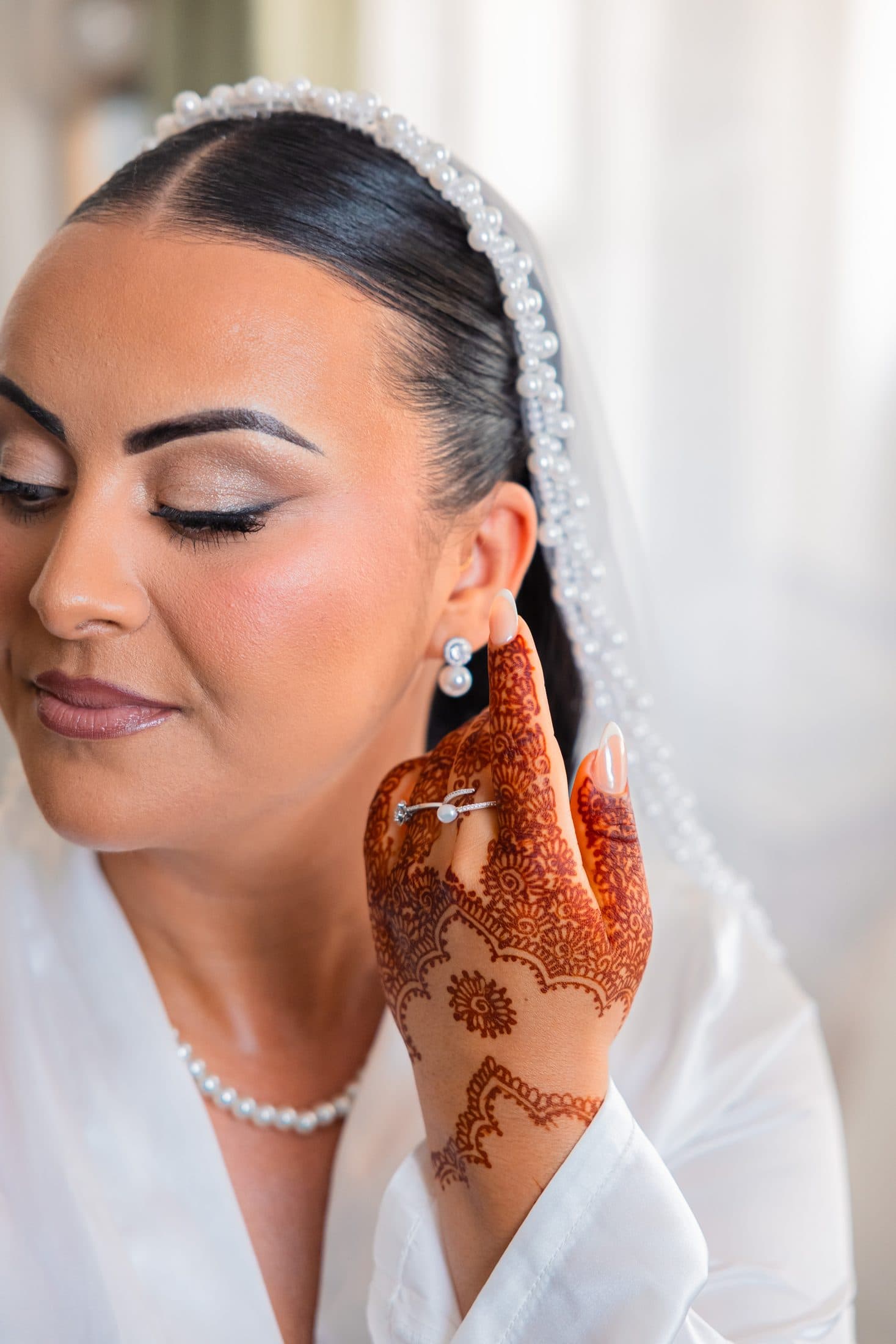 Mains au henné et voile orné de perles d'une mariée